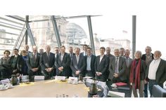 Rund um den Lärmschutz-Bericht, den die Bahn jetzt vorlegte, sprachen die Mitglieder des Projektbeirates des Dialogforums zur Festen Fehmarnbeltquerung mit den ostholsteinischen Bundestagabgeordneten Ingo Gädechens (CDU, Mitte) und Bettina Hagedorn (SPD, Foto in der Printausgabe oder im E-Paper) in Berlin. (Foto: hfr)