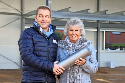 Markus und Karin Hagen bilden mit dem Grundstein in Form einer Zeitkapsel das Fundament für die weitere Entwicklung von Auto Hagen.