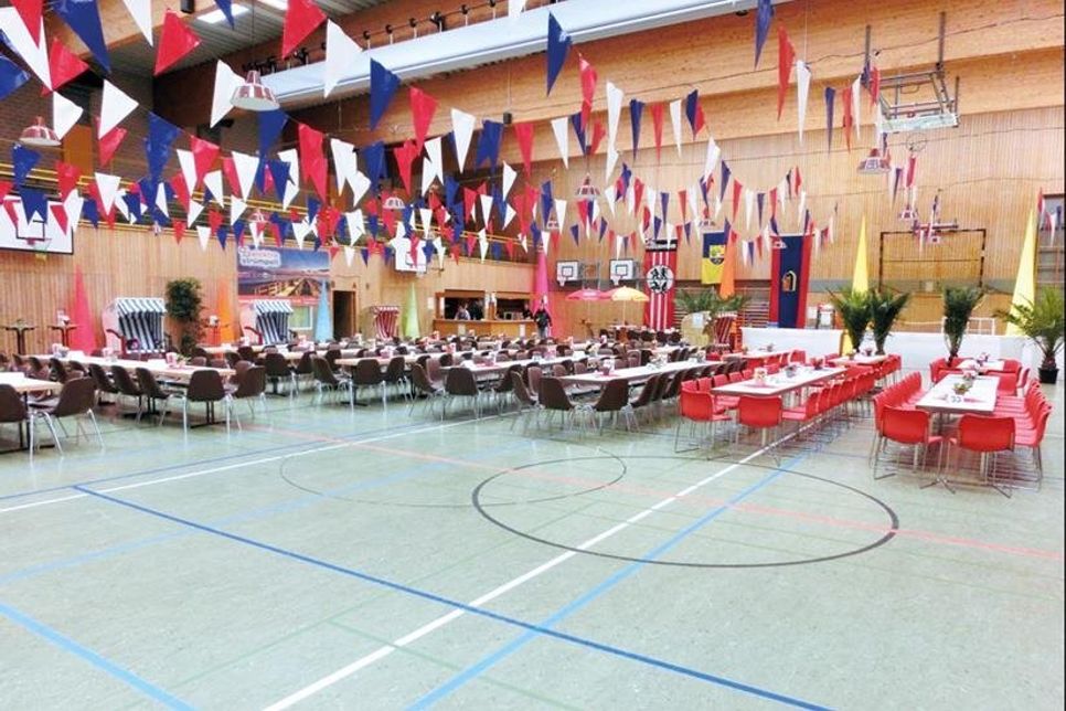 In der schön geschmückten und dekorierten Møn-Halle findet am 21. März der 36. Feuerwehrball statt.