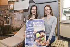 Lea Muuß (links) und Jana Thomsen von der Veranstaltungsabteilung der TSNT GmbH freuen sich auf das erste Winter-Barbecue in Timmendorfer Strand.