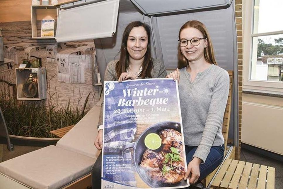 Lea Muuß (links) und Jana Thomsen von der Veranstaltungsabteilung der TSNT GmbH freuen sich auf das erste Winter-Barbecue in Timmendorfer Strand.