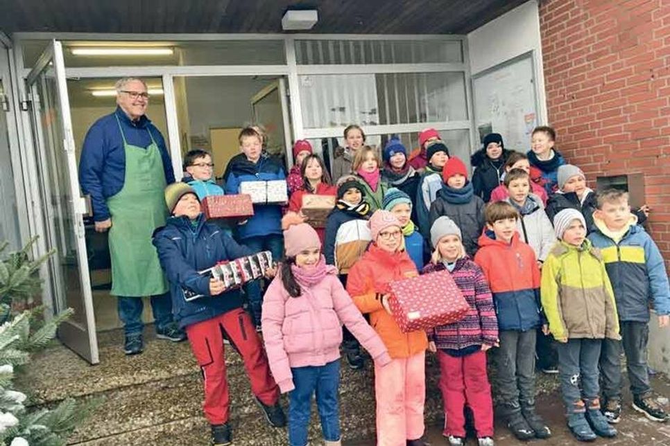 Einen Riesenberg an weihnachtlich bunten Überraschungpäckchen brachte eine Abordnung von SchülerInnen der drei Standorte der Gustav-Peters-Schule zur Eutiner Tafel – 105 kleine Weihnachtsfeste im Schuhkarton, von den Familien liebevoll mit kleinen Geschenken bestückt.
