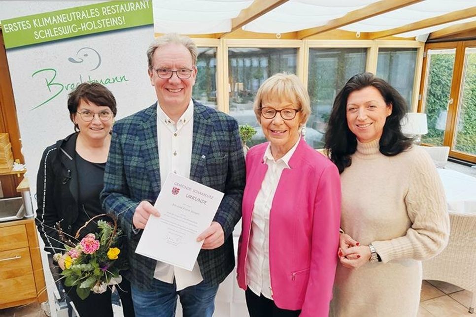 Preisverleihung in Schürsdorf (von links): Iris und Frank Berger („Brechtmann“), Gabriele Jungk und Bürgermeisterin Bettina Schäfer.