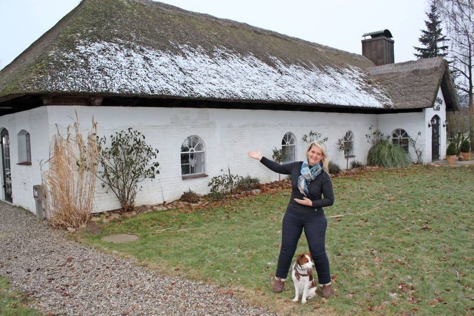 Cornelia Peuhs an neuer Wirkungsstätte in Wintershagen bei Sierksdorf. Mit dabei auch Hund „Birdie“, ein vier Jahre alter Kooikerhondje und „Namensgeber“ des Restaurants.