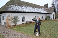 Cornelia Peuhs an neuer Wirkungsstätte in Wintershagen bei Sierksdorf. Mit dabei auch Hund „Birdie“, ein vier Jahre alter Kooikerhondje und „Namensgeber“ des Restaurants.