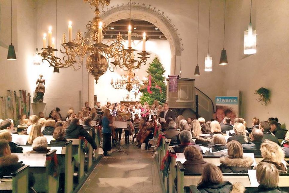 Bereits zum sechsten Mal organisiert der Kiwanis Club Bad Schwartau gemeinsam mit den Schulen in Ratekau die SchulWeihnacht, die kommenden Sonntag, 4. Dezember, in der Ratekauer Feldsteinkirche stattfindet.