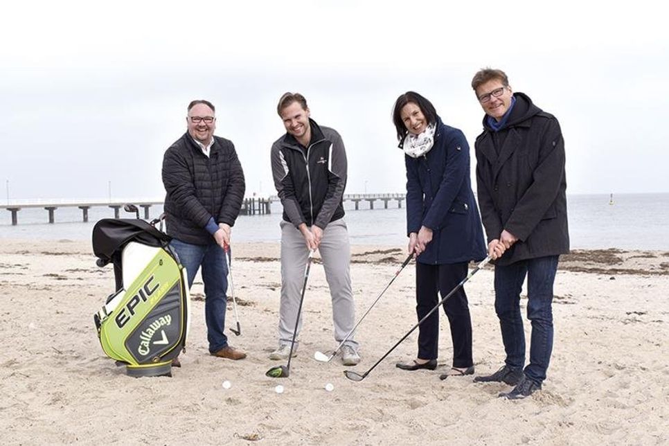 Sebastian Ritter (Maritim Golfpark Ostsee, von links), Golflehrer Daniel Schlesinger (Paul Dyer Golf), Birgit Krause (Golfanlage Seeschlösschen) und Tourismuschef Joachim Nitz haben für die Presse schon einmal einen Probeschlag am Strand ausgeführt. (Foto: René Kleinschmidt)