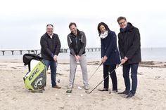 Sebastian Ritter (Maritim Golfpark Ostsee, von links), Golflehrer Daniel Schlesinger (Paul Dyer Golf), Birgit Krause (Golfanlage Seeschlösschen) und Tourismuschef Joachim Nitz haben für die Presse schon einmal einen Probeschlag am Strand ausgeführt. (Foto: René Kleinschmidt)