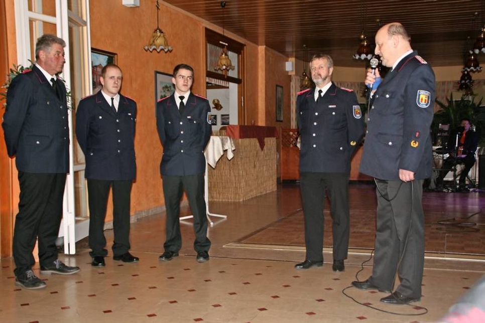 Beförderungen auf dem Feuerwehrball durch den Wehrführer Stefan Herrmann und seinen Stellvertreter Manfred Lübke (v. re.).