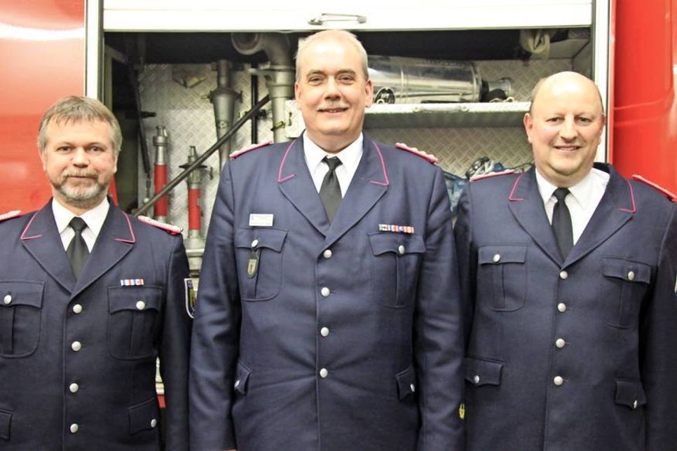 Andreas von der Heyde vom Kreisfeuerwehrverband Ostholstein (Mitte) bei der Dahmer Wehr.