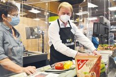 Der ostholsteinische Bundestagskandidat der CDU, Ingo Gädechens, kassierte – mit professioneller Hilfe an seiner Seite - bei EDEKA Jens in Niendorf/Ostsee für den guten Zweck.