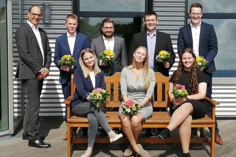 Stefan Frahm (Vorstandsmitglied der VR Bank), Henner Nissen, Artisom Yankovich, Fynn Lafrenz, Felix Loeptien, Jessica Kühl, Irina Ruder und Natascha Sende (v. lks.)