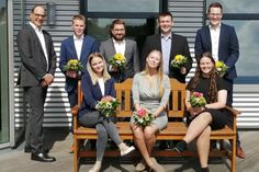 Stefan Frahm (Vorstandsmitglied der VR Bank), Henner Nissen, Artisom Yankovich, Fynn Lafrenz, Felix Loeptien, Jessica Kühl, Irina Ruder und Natascha Sende (v. lks.)