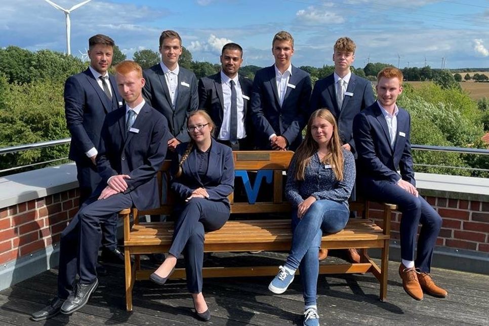 Ausbildungsstart 2021 für Lisart Haliti, Christoph Schnetzer, Bajram Saiti, Tom Andres, Konrad Frick, Dennis Bolte, Lara-Sophie Gaebler, Kyra Sophie Lahann, Maurice Kließ (v. lks.).