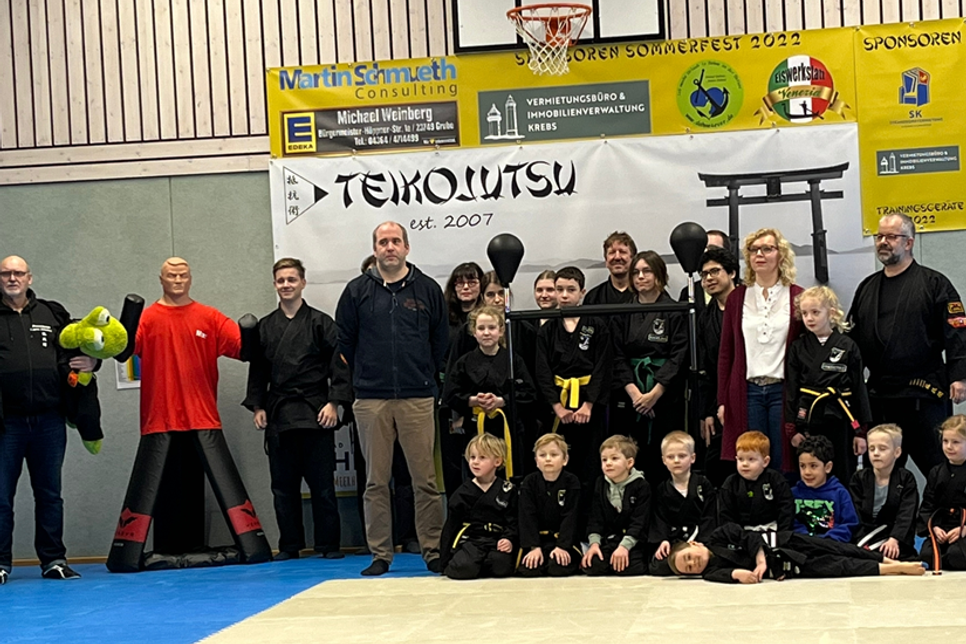 Spendenübergabe der neuen Trainingsgeräte.