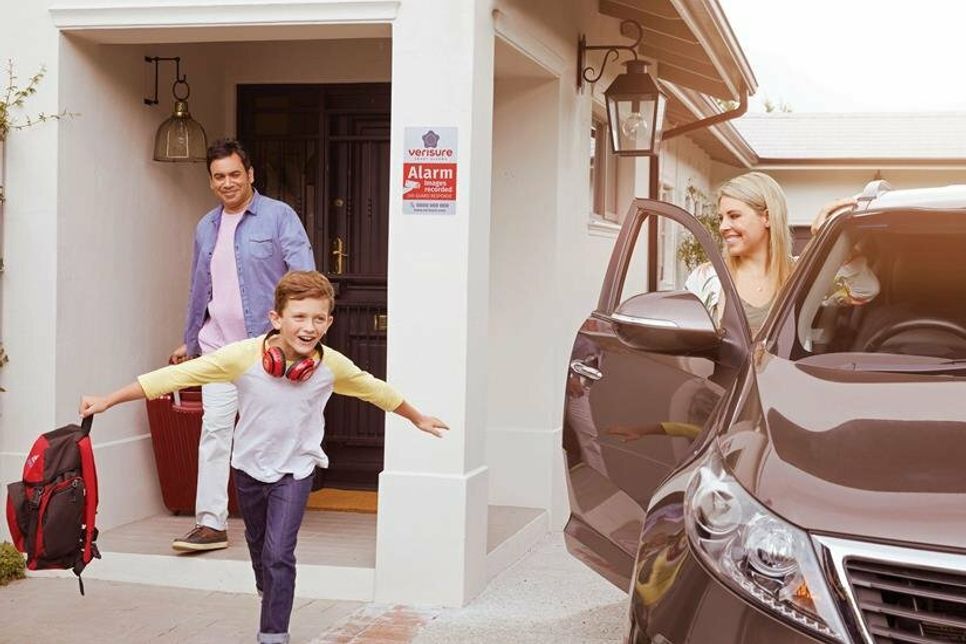 Ohne Bedenken das Haus verlassen: Moderne Sicherheitssysteme kombinieren eine moderne Funk-Alarmanlage mit dem Service einer Echtzeitüberwachung. Foto: djd/www.verisure.de