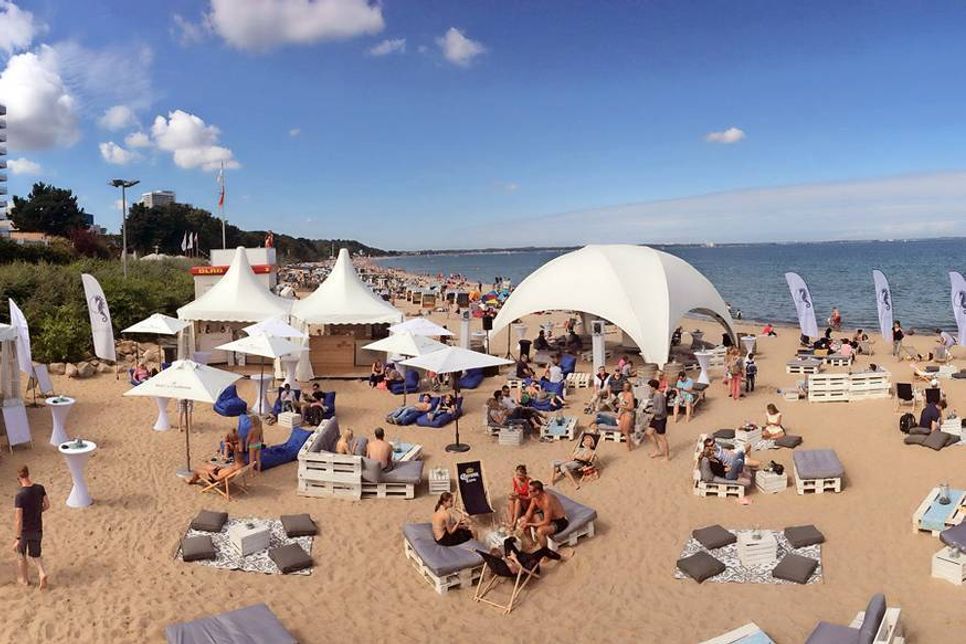 Von Freitag bis Sonntag öffnet der StrandKlub neben der Maritim-Seebrücke in Timmendorfer Strand wieder seine Tore. (Foto: TSNT)