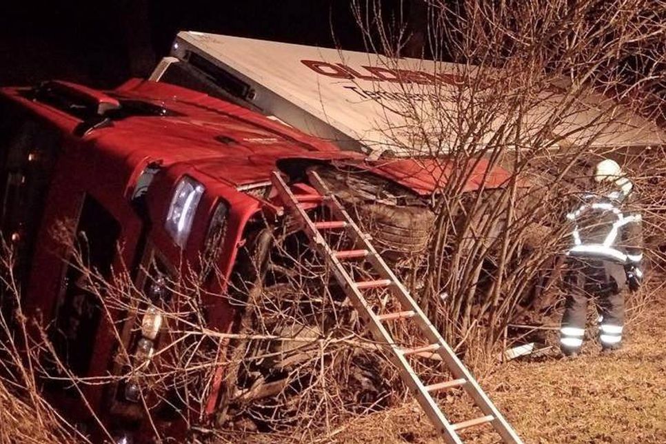 Der Gemüselaster liegt auf der Seite. (Foto: Feuerwehr Neustadt)