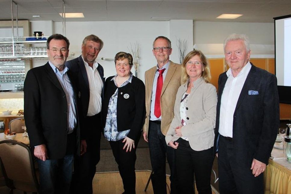 Der Vorstand: Präsident Klaus Niepel, Spielführer Thomas Stanisak, Jugendwartin Steffi Buhtz, Schriftwart Ronald Bracker, 2. Vorsitzende Dr. Beatrice Maxrath und Schatzmeister Norbert Becker (v. lks.).