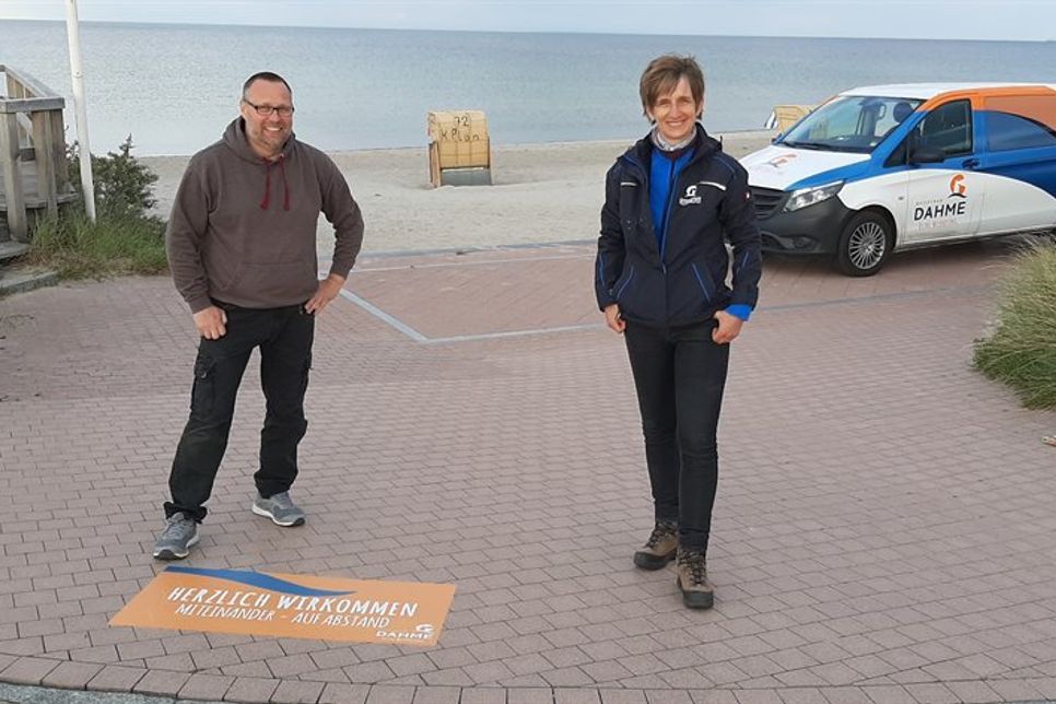 Bürgermeister Harald Behrens und Tourismusleiterin Ulrike Dallmann haben die Aufkleber an markanten Stellen im Ort positioniert.