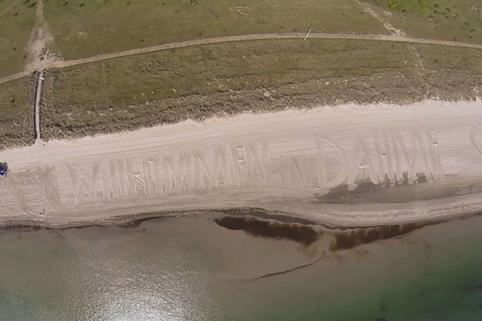 Bauhof-Mitarbeiter Heiko Hammerich hat den Schriftzug mit einem Trecker in den Sand gezogen.