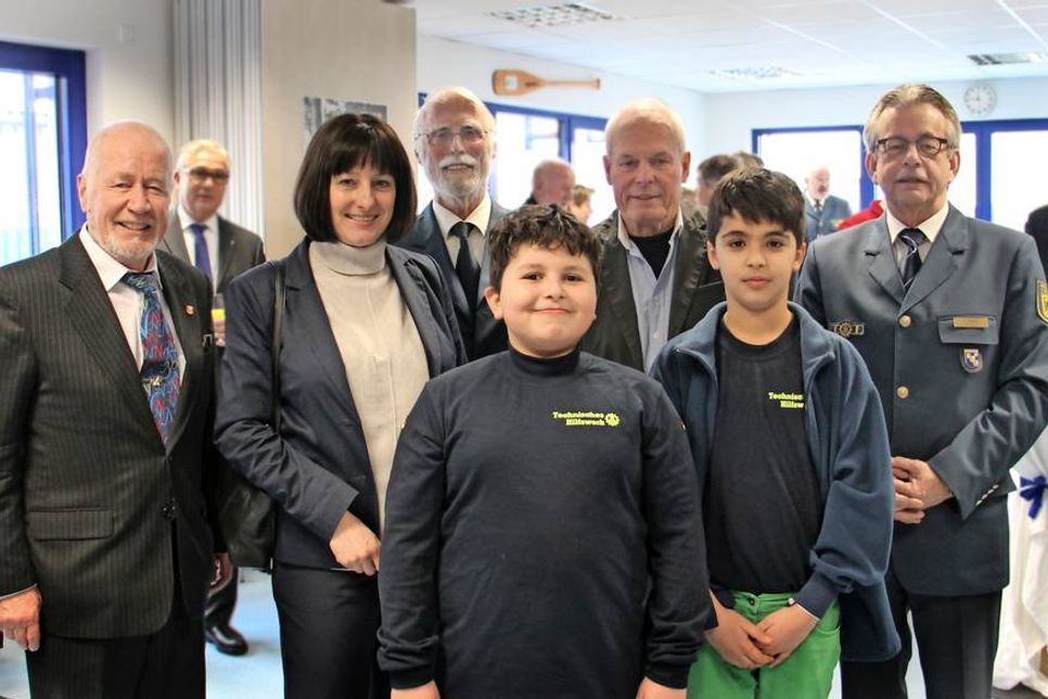 Bürgervorsteher Sönke Sela und Bürgermeisterin Dr. Tordis Batscheider mit dem Vorsitzenden der Helfervereinigung Reinhard Esser, den neuen und langjährigen Mitgliedern Abdullah (11 Jahre), Dr. Carsten Sarnow und Halmet (11 Jahre) sowie dem THW-Vorsitzenden Frank Kaiser (v. lks.).