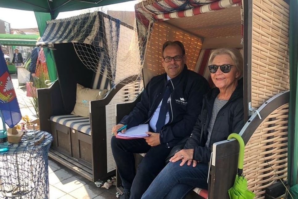 Bürgermeister Mirko Spieckermann begrüßt die Neustädter zum Plausch im Strandkorb.