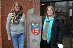 Neue Jugendkümmerin Theresa Stobbe (re.) vor dem Rathaus mit Amt-Mitarbeiterin Petra Rathje.