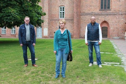 1. Vorsitzende Sabine Höft-Dammer (Mi.), 2. Vorsitzender Michael Scheil (lks.) und Beisitzer Thomas Rathje hoffen auf 2021.