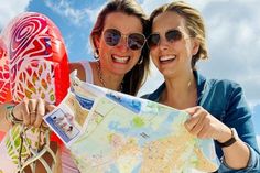Ostsee-Perle Kristina Kolbe (re.) hat ein delikates kleines Geheimnis und Podcastkollegin Gesche Muchow wird ihr dieses Geheimnis endlich entlocken.