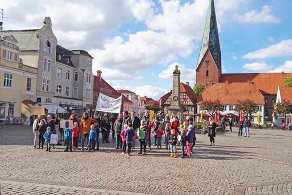 „Kleine Schule für kleine Kinder“ forderten etwa 50 Kinder und Erwachsene am Dienstag auf dem Marktplatz.