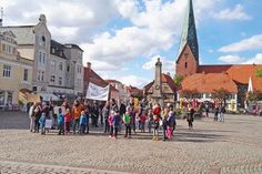 „Kleine Schule für kleine Kinder“ forderten etwa 50 Kinder und Erwachsene am Dienstag auf dem Marktplatz.