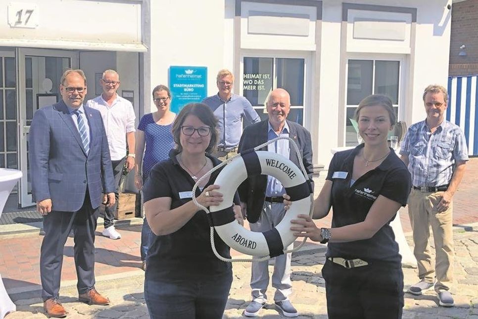 Einstand auf Abstand: Vertreter der Verwaltung und Selbstverwaltung sowie einige Nachbarn begrüßten Stadtmarketingkoordinatorin Andrea Brunhöber (vorne lks.) und Nachhaltigkeitsmanagerin Lina Sophie Koop (vorne re.) in ihrem neuen Büro.