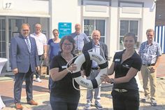 Einstand auf Abstand: Vertreter der Verwaltung und Selbstverwaltung sowie einige Nachbarn begrüßten Stadtmarketingkoordinatorin Andrea Brunhöber (vorne lks.) und Nachhaltigkeitsmanagerin Lina Sophie Koop (vorne re.) in ihrem neuen Büro.