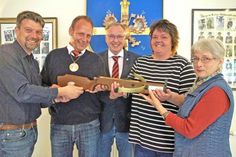 Mit Freuden nehmen Heiko Gudow und Stefan Wulff die Armbrust-Spende von Wolfgang Nittritz, Simona Rex und Annegret Böge-Braasch (von links) entgegen.