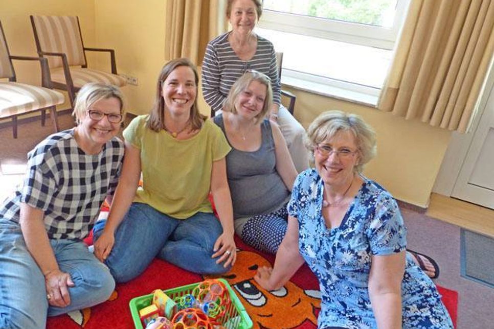 Freuen sich über Zuwachs in jeder Hinsicht: Angela Schütt und Martina Rockebauch mit ihrer guten Seele Frieda Sommer-Schwarz, mit Süntje Schwarten vom Familienzentrum und der werdenden Mama Svenja, die das Angebot der fröhlichen Malenter Familiengruppe in Augenschein nimmt.