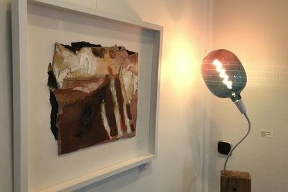 Die Mitglieder der Ausstellungsgemeinschaft Neustadt zeigen Bilder und Objekte, wie hier die Collage von Erika Ammann (lks.) und die Leuchte auf dem Eichensockel von Hans-Jörg Schick.