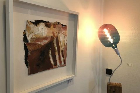 Die Mitglieder der Ausstellungsgemeinschaft Neustadt zeigen Bilder und Objekte, wie hier die Collage von Erika Ammann (lks.) und die Leuchte auf dem Eichensockel von Hans-Jörg Schick.