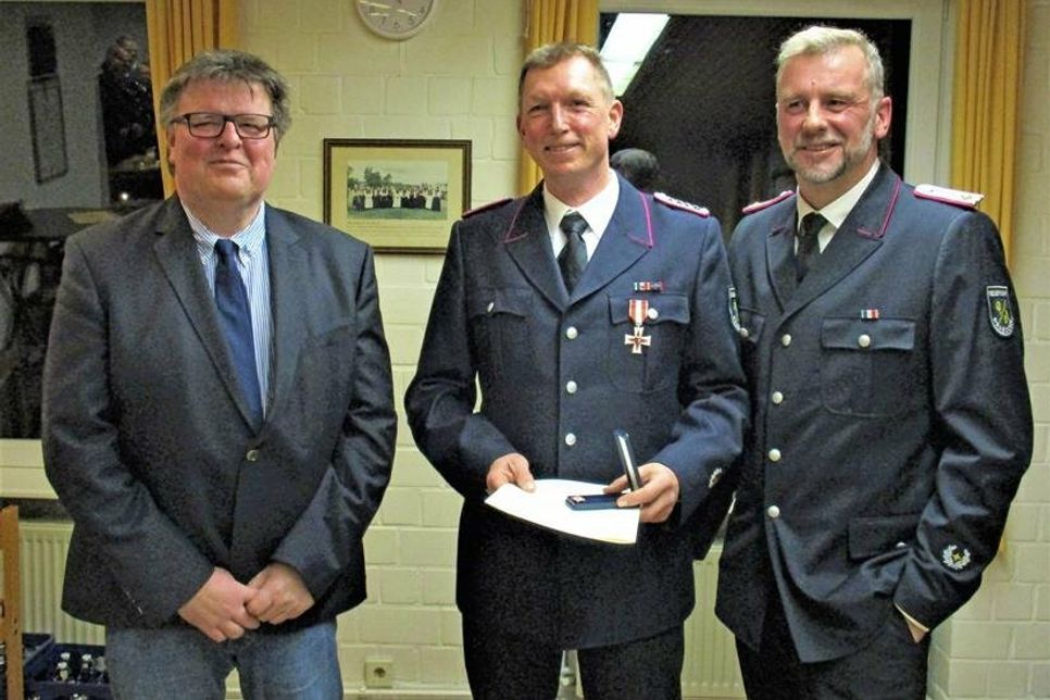 Bürgermeister Matthias Gnauck (v. l.) verlieh das Feuerwehrehrenzeichen in Silber an den Schriftführer Oke Harms für 25-jährige Zugehörigkeit zur FF Prasdorf.