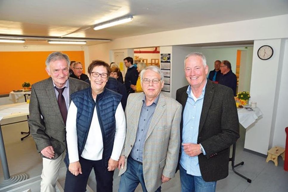 Die Vorsitzende der Tafel Ute Schumacher, Stellvertreter Stefan Thomsen und Vorstandsmitglied Holger Bernhardt sowie der stellvertretende Vorsitzende des Landesverbandes Tafel Olf Leder haben die neuen Räume der Plöner Tafel im Rahmen einer Feierstunde eingeweiht.