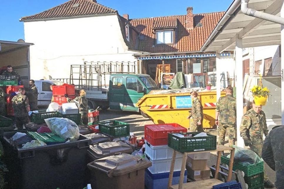 Soldaten der Marineunteroffiziersschule packten mit an.