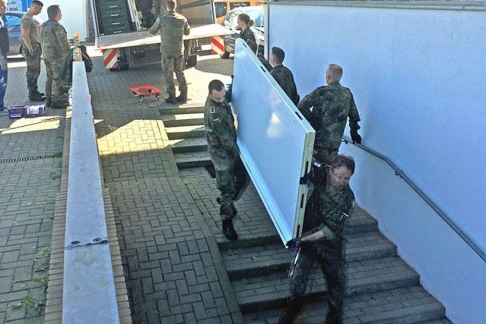 Soldaten der Marineunteroffiziersschule packten mit an.