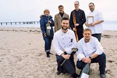 Martina Block und Joachim Nitz (hinten, 2.v.l.) von der Timmendorfer Strand Niendorf Tourismus GmbH freuen sich mit den Köchen Philipp Tiesel (hinten 2.v.r), Mirko Stäudel (hinten, r.) sowie Dennis Glauche (vorne, l.) und Florian Hannemann auf das diesjährige Beach Xining-Wochenende. (Foto: Stefan Setje-Eilers)