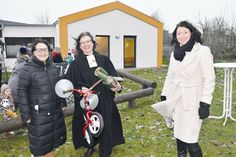 Kita-Leiterin Gudrun Ovens (links), Pastorin Corinna Schlapkohl (mit Geschenken zur Einweihung) und Bürgermeisterin Bettina Schäfer vor dem Erweiterungsbau der Kita in der Schmiedestraße.