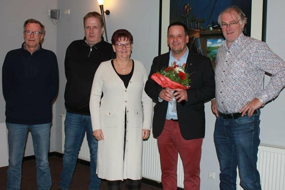 Mark Burmeister (2. v. re.) löst Hagen Garms (2. v. lks.) als Schriftführer ab. Er gehört damit dem Vorstand wie 1. Vorsitzender Jan-Eric Hertwig (re.), Kassenwart Jan Schumacher (lks.) und 2. Vorsitzende Christa Kautz-Stender (Mi.) an.