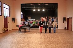 Freuen sich auf die Einweihung des neuen Gebäudes: Michael Meisinger, Architektin Nina Hiller, Ronald Gube und Stefan Weishaupt (v. lks.). Auf der Bühne haben schon einmal die ersten Schüler Platz genommen.