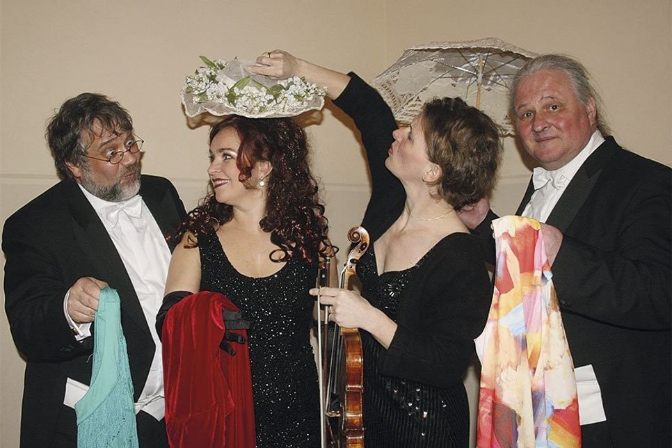 „Wagners  Salonensemble“, Martin Karl-Wagner (r.), Juliana Soproni (2.v.r.) und Thomas Goralczyk musiziert zusammen mit der Mezzosopranistin Lidwina Wurth.  Foto: Ulf Dressler/hfr