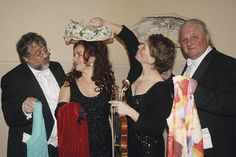 „Wagners  Salonensemble“, Martin Karl-Wagner (r.), Juliana Soproni (2.v.r.) und Thomas Goralczyk musiziert zusammen mit der Mezzosopranistin Lidwina Wurth.  Foto: Ulf Dressler/hfr