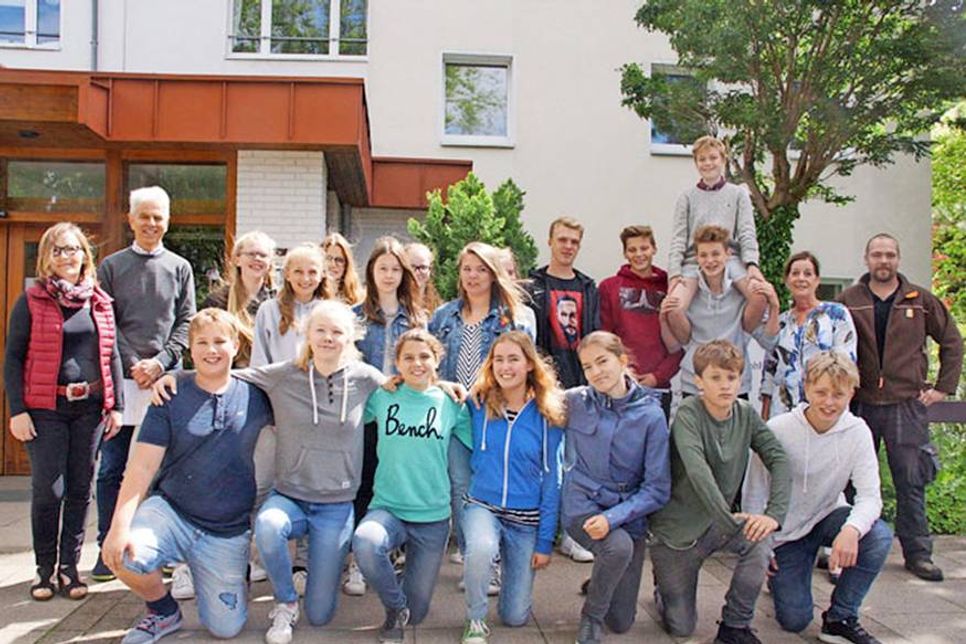 Die 8b wollte den Sozialen Tag einmal anders gestalten – und half gemeinsam als Klasse in der Wohnanlage.