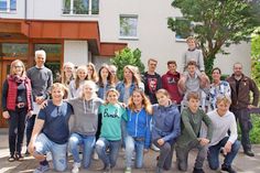 Die 8b wollte den Sozialen Tag einmal anders gestalten – und half gemeinsam als Klasse in der Wohnanlage.